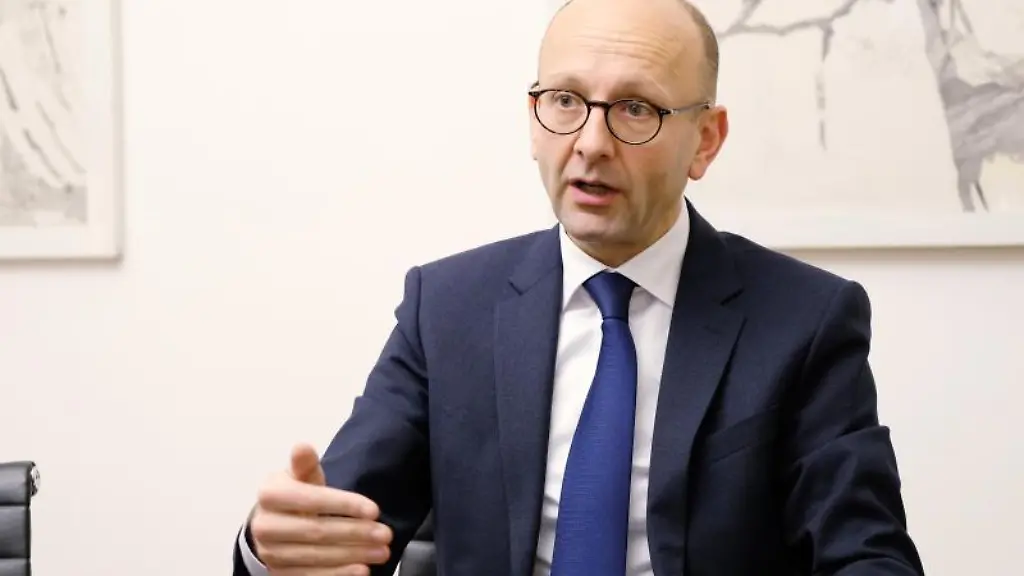 Der-Sanierungsexperte-Lucas-Floether-spricht-waehrend-eines-Interviews