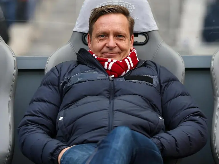 Horst-Heldt-Geschaeftsfuehrer-des-1-FC-Koeln-sitzt-auf-der-Trainerbank