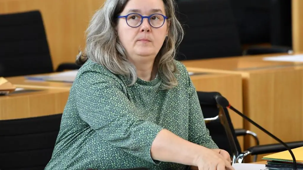Heike-Werner-Die-Linke-Ministerin-fuer-Arbeit-Soziales-Gesundheit-Frauen-und-Familie-von-Thueringen-sitzt-im-Plenarsaal