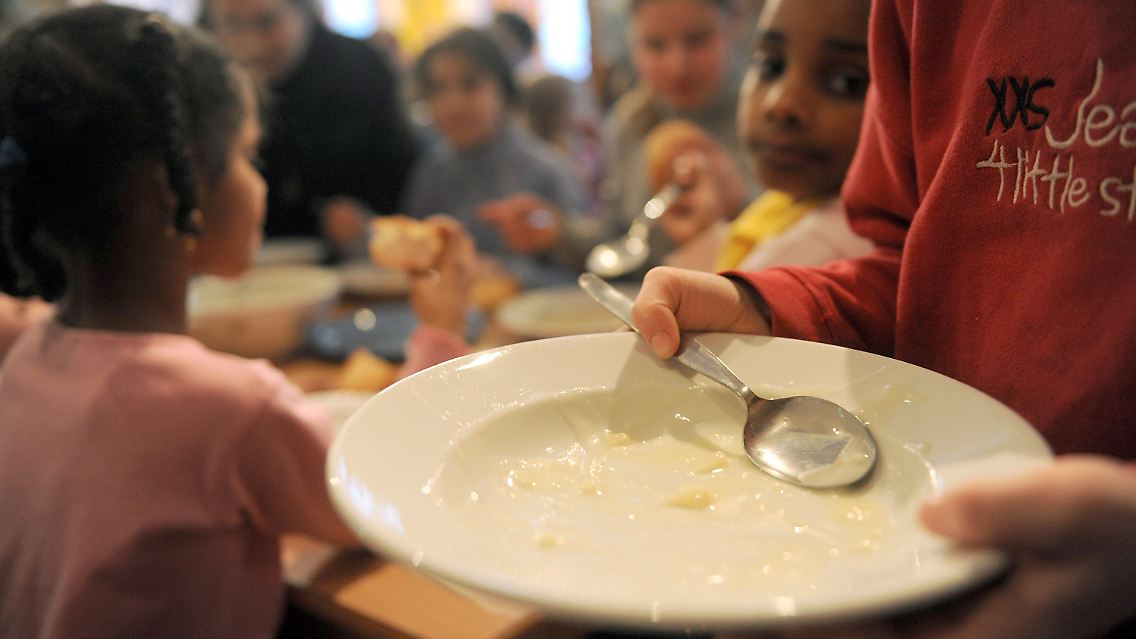 Ein kostenloses warmes Mittagessen gibt es auch künftig nicht: Die Selbstbeteiligung liegt bei einem Euro pro Tag.