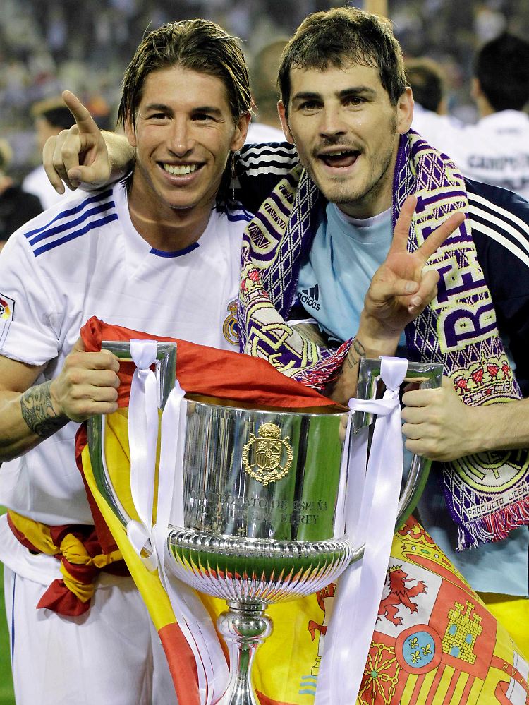 Da waren sie noch unversehrt: Der spanische Königspokal, Mitte, sowie die Madrilenen Sergio Ramos, links, und Iker Casillas Zumindest dem Pokal soll es jetzt nicht mehr so gut gehen.