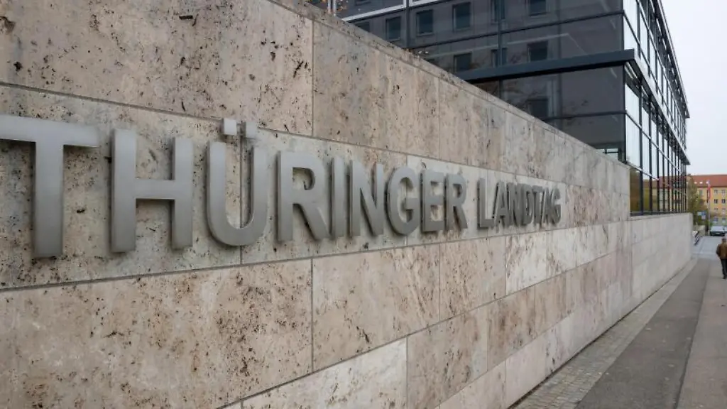 Der-Schriftzug-Thueringer-Landtag-steht-in-metallenen-Lettern-an-einer-Mauer
