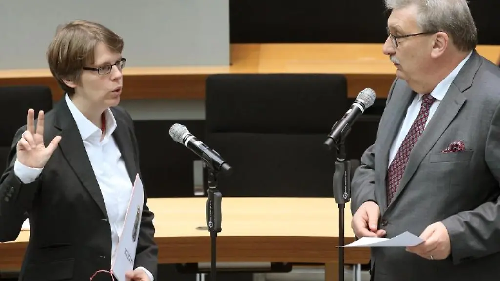 Ulrike-Lembke-legt-vor-Ralf-Wieland-Parlamentspraesident-den-Eid-ab