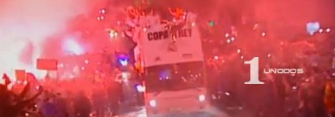 Siegstaumel: Sergio Ramos steht auf dem Bus - und lässt den Pokal fallen. Das Video kursiert bereits im Netz (Screenshot).