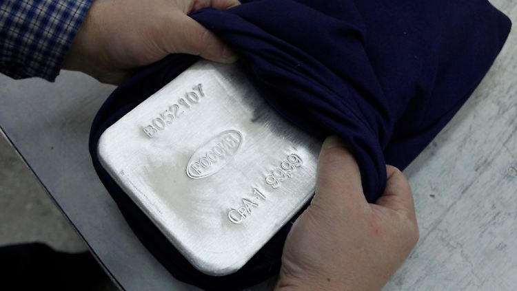 30 Kilo aus Südsibirien: In einer Edelmetallschmelze in Krasnojarsk verpackt ein Krastswetmet-Mitarbeiter einen Barren 99,99-prozentigen Silbers.