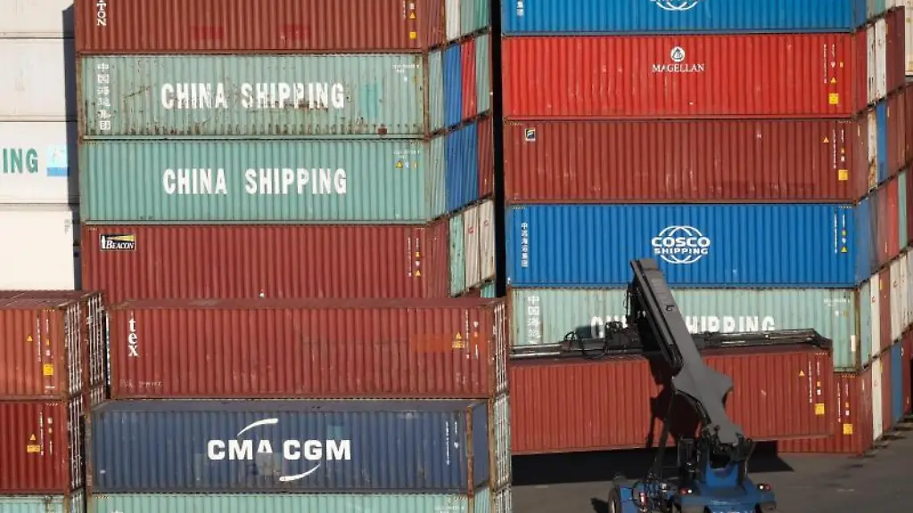 Ein-Container-Stapler-auf-einem-Containerterminal