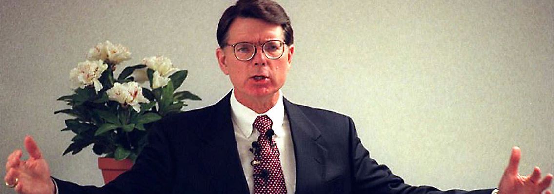 Tiller bei einer Rede 1997.