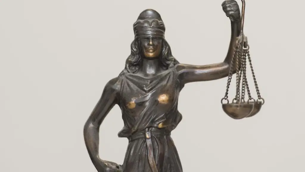 Eine-Figur-der-Justitia