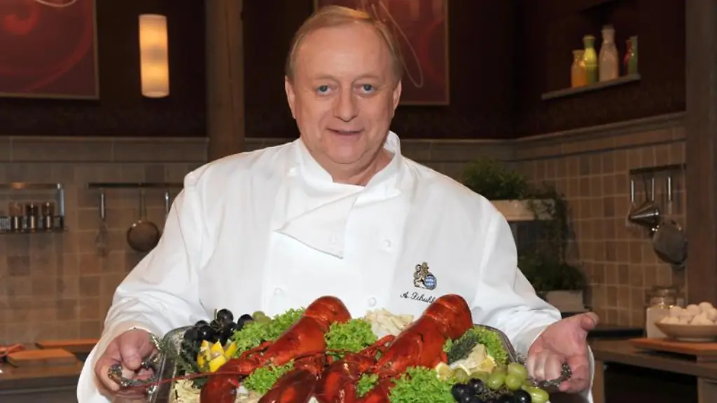 Alfons-Schuhbeck-haelt-ein-Tablett-mit-Essen