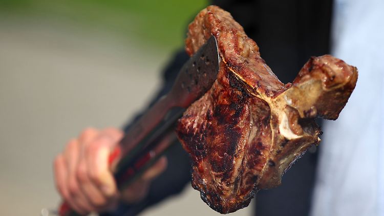 Wahrgewordener Männertraum - ein saftiges Rindersteak frisch vom Grill.