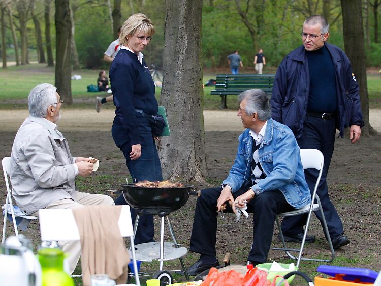 In Berlin gibt es 19 ausgewiesene öffentliche Grillplätze. Das Ordnungsamt sorgt dafür, dass das "Grillen in Maßen" so wenig Spuren wie möglich hinterlässt.