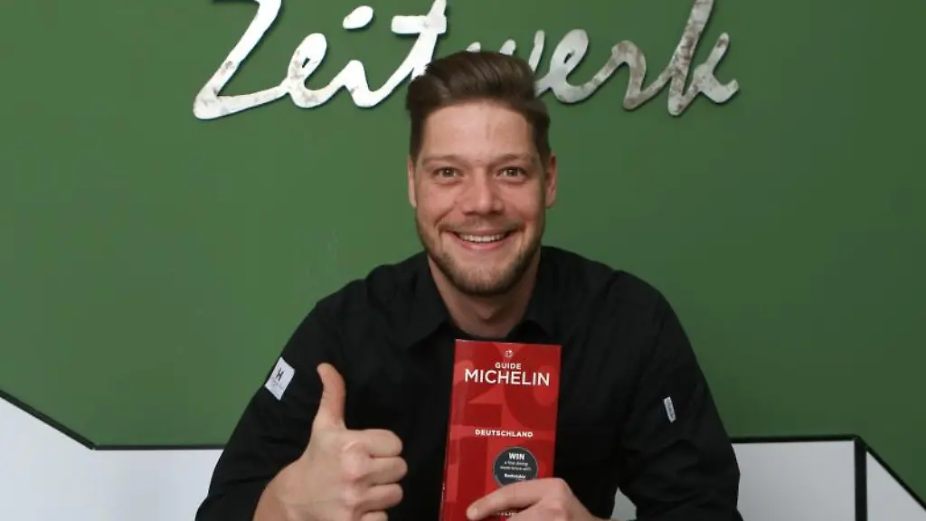 Gourmetkoch-Robin-Pietsch-steht-in-seinem-Restaurant-Zeitwerk-in-Wernigerode-Sachsen-Anhalt