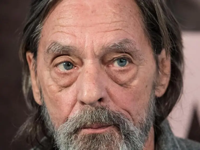 Der-Performancekuenstler-Ulay-auf-der-Pressekonferenz-zu-seiner-Ausstellung-Ulay-Life-Sized