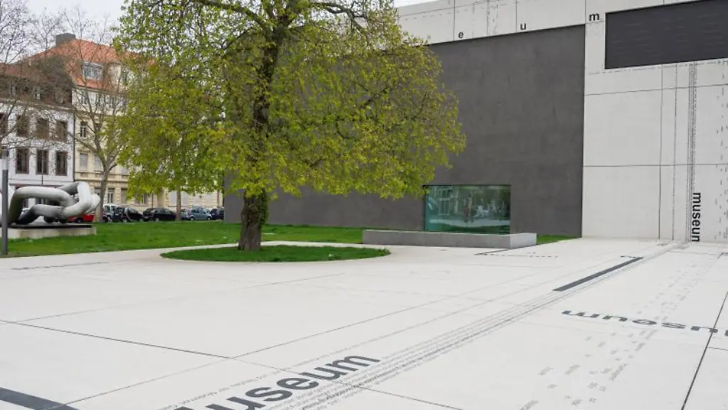 Der-Vorplatz-der-Modernen-Galerie-des-Saarlandmuseums