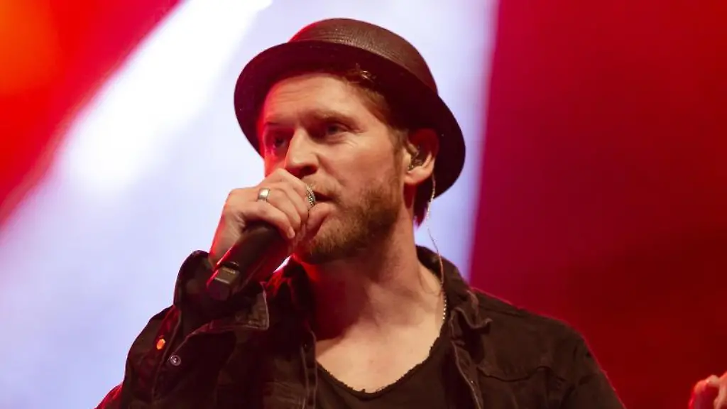 Johannes-Oerding-singt-auf-einer-Buehne