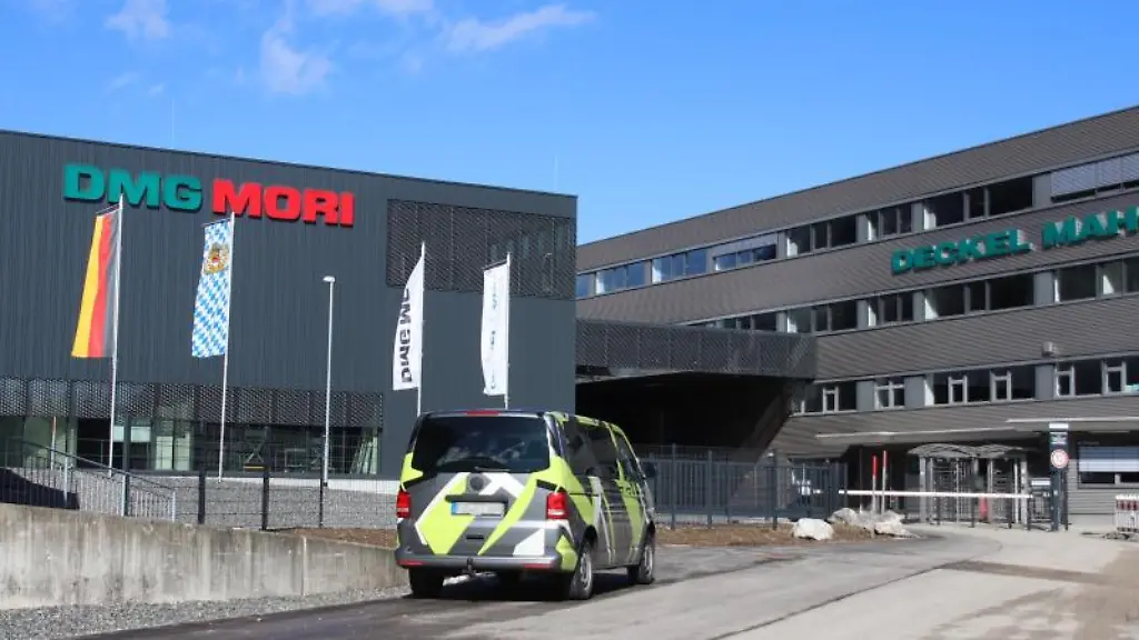Die-Einfahrt-der-Unternehmen-DMG-Mori-l-und-Deckel-Maho