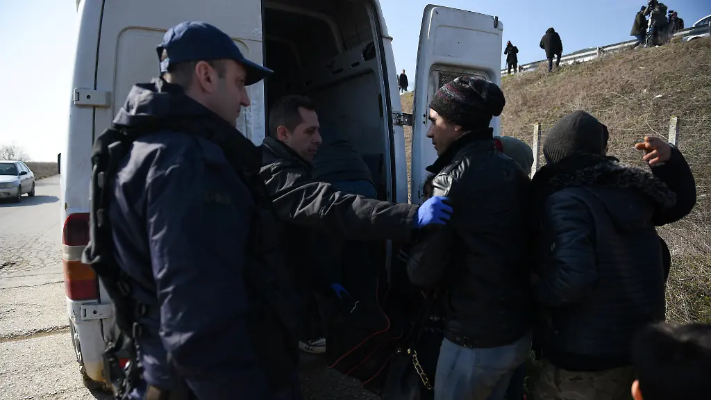 2020-03-01T094732Z-1999291306-RC2XAF98JVXY-RTRMADP-3-SYRIA-SECURITY-GREECE-EVROS