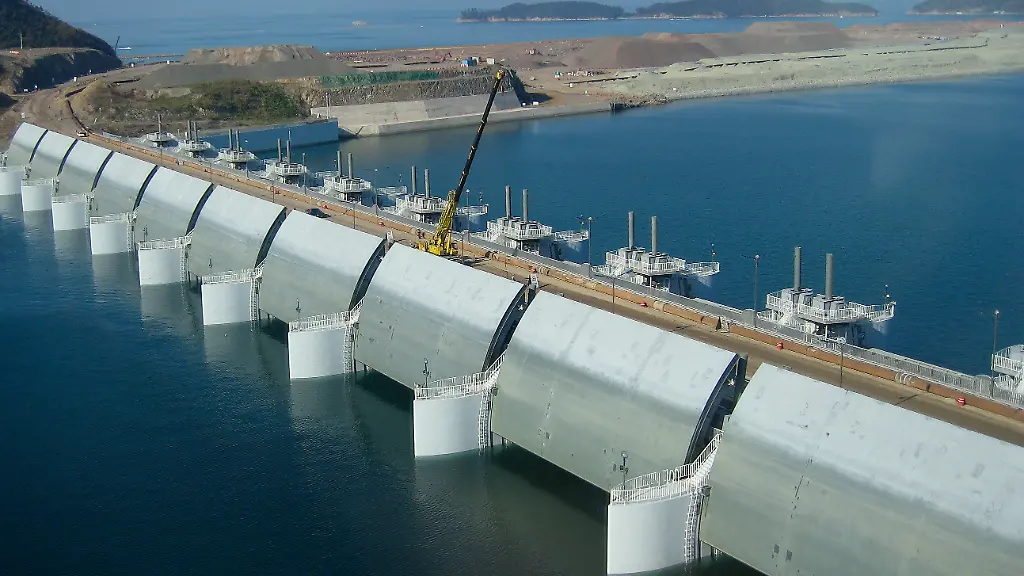 Der-Saemangeum-Damm-an-der-suedkoreanischen-Kueste-ist-mit-33-Kilometern-die-aktuell-laengste-Deichanlage-der-Welt