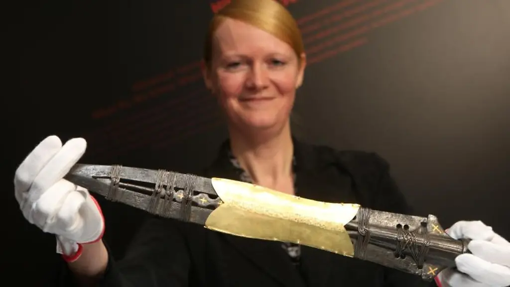 Museumsleiterin-Uta-Siebrecht-zeigt-im-staedtischen-Museum-die-Heilige-Lanze