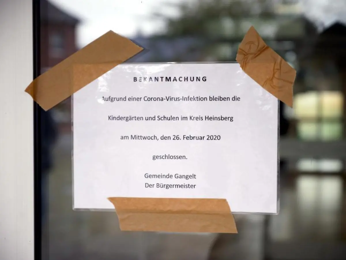 Ein-Schild-an-der-Gesamtschule-Gangelt-Selfkant-weist-auf-die-Schliessung-der-Schule-wegen-des-Coronavirus-hin