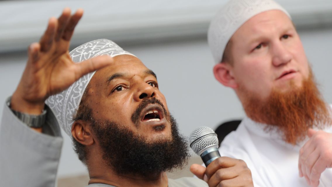 Bilal Philips, links, neben Pierre Vogel während seiner Rede in Frankfurt.
