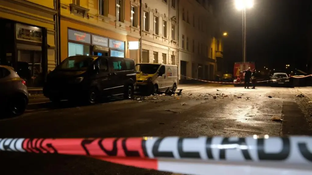 Die-Bahnhofstrasse-in-Hoehe-des-Buergerbueros-der-AfD-nach-einer-Explosion-abgesperrt