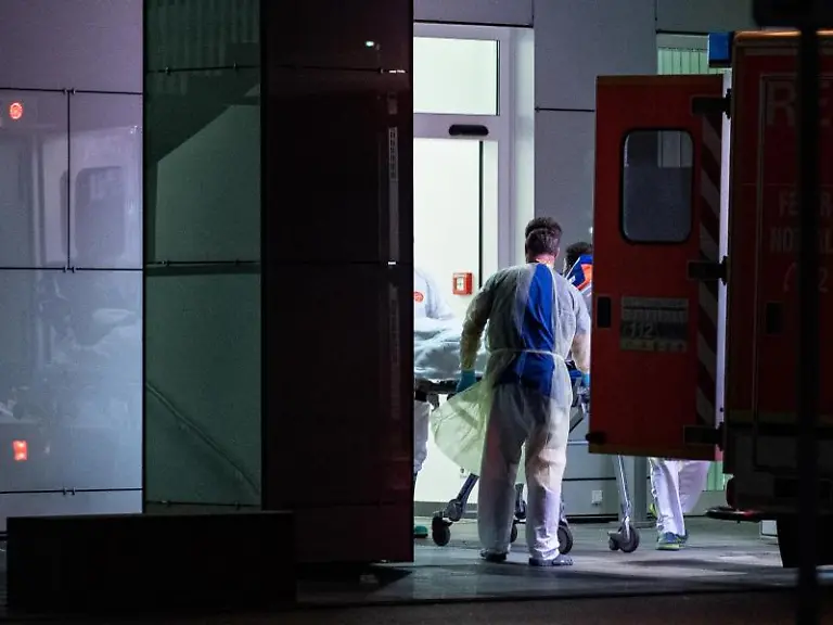 Mitarbeiter-des-Universitaetsklinikums-in-Duesseldorf-nehmen-den-infizierten-Patienten-in-Empfang