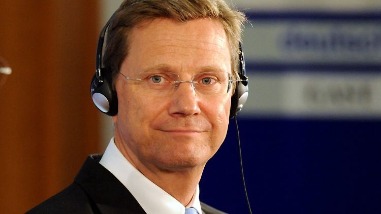 Unter Druck: Westerwelle, hier bei einer Pressekonferenz, will Außenminister bleiben.