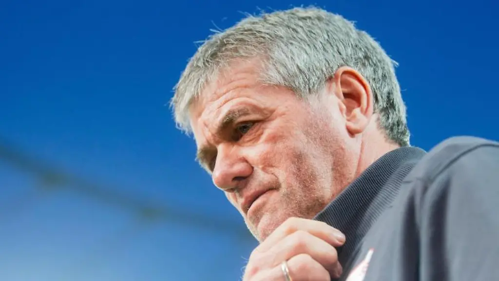 Trainer-Friedhelm-Funkel-vor-einem-Spiel