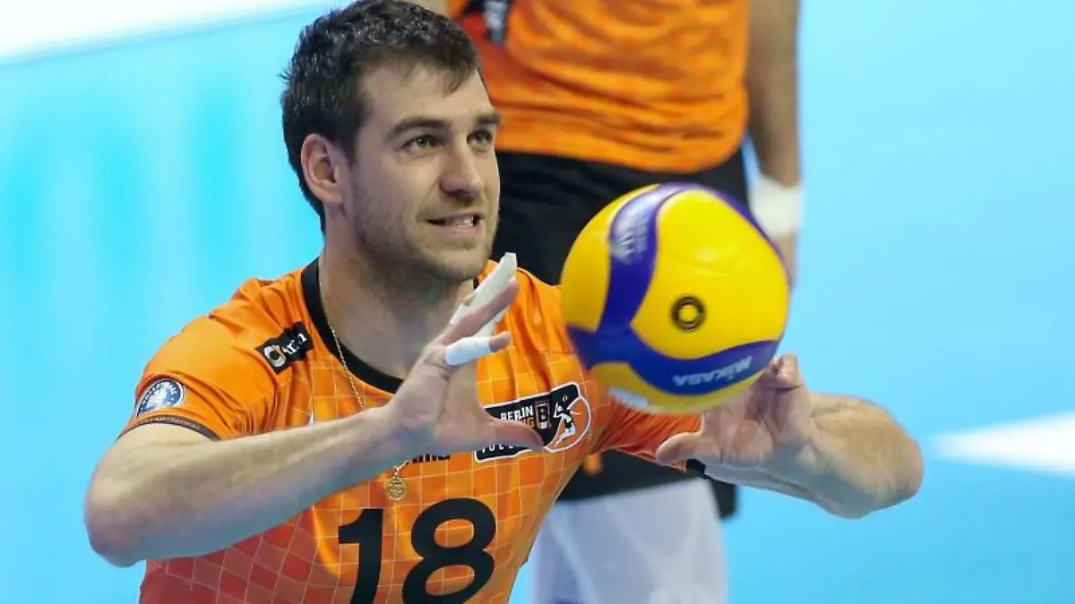 Berlins-Pierre-Pujol-nimmt-den-Ball-an