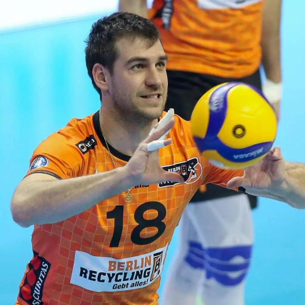 Berlins-Pierre-Pujol-nimmt-den-Ball-an