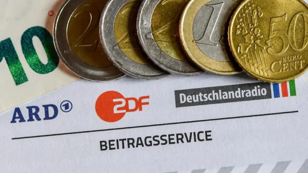 Auf-einem-Informationsblatt-zum-Rundfunkbeitrag-liegen-17-50-Euro