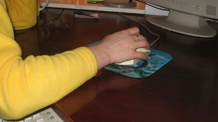 Die typische Hand- und Armhaltung beim Arbeiten mit dem Computer.