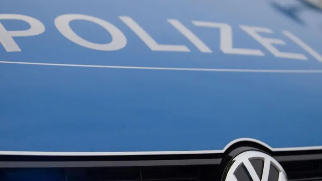 Ein-Blaulicht-leuchtet-an-einer-Polizeistreife