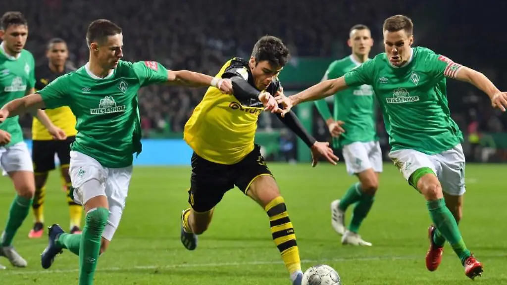 Dortmunds-Giovanni-Reyna-M-gegen-Werders-Marco-Friedl-l-und-Niklas-Moisander-r