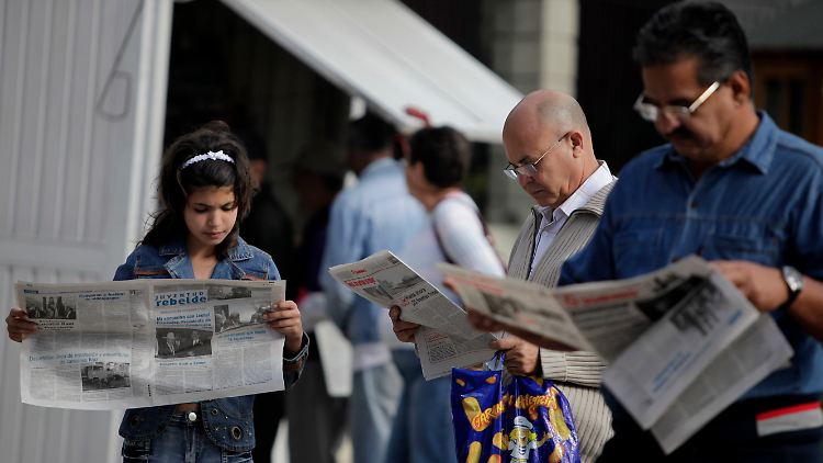 Eifriges Zeitungsstudium in Havanna: Mit einem gelockerten Wirtschaftsembargo würde sich auch der Lebensstandard der Kubaner verbessern.