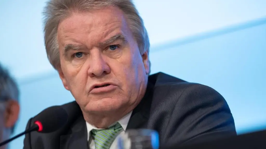 Franz-Untersteller-spricht-waehrend-einer-Pressekonferenz