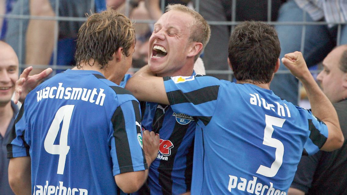 Jubel, Trubel, Heiterkeit: Der Paderborner Torschütze Frank Löning lässt sich feiern.
