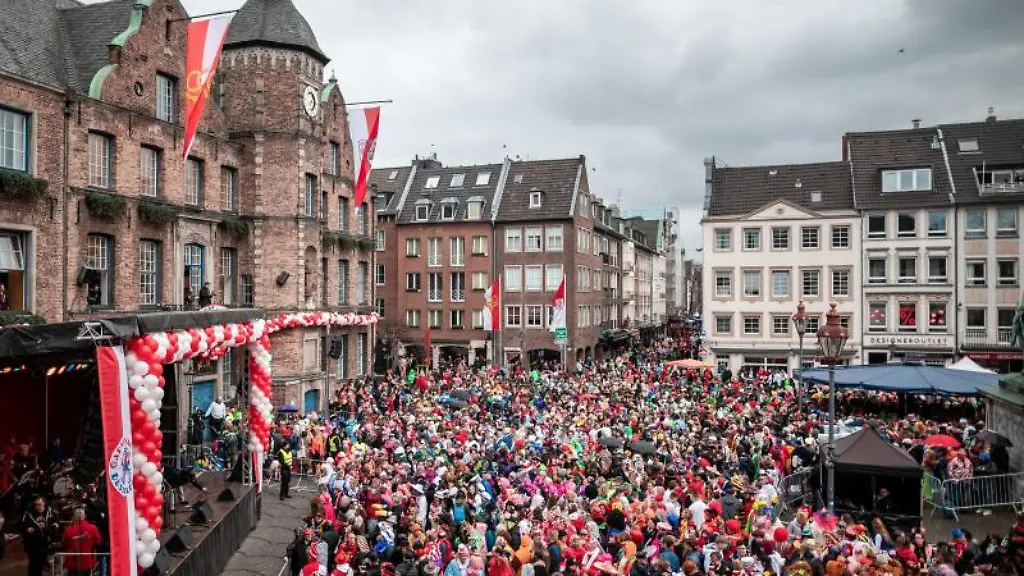 Karnevalisten-feiern-vor-dem-Duesseldorfer-Rathaus