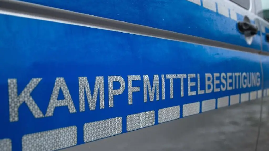 Kampfmittelbeseitigung-steht-auf-einem-Fahrzeug-vom-Kampfmittelbeseitigungsdienst