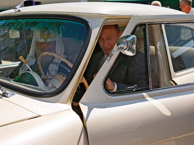 Steht auf die Modelle aus der Sowjet-Ära: Wladimir Putin (r.) am Steuer eines Wolga GAZ-21 neben dem Oberhaupt der russisch-orthodoxen Kirche, Patriarch Kirill.
