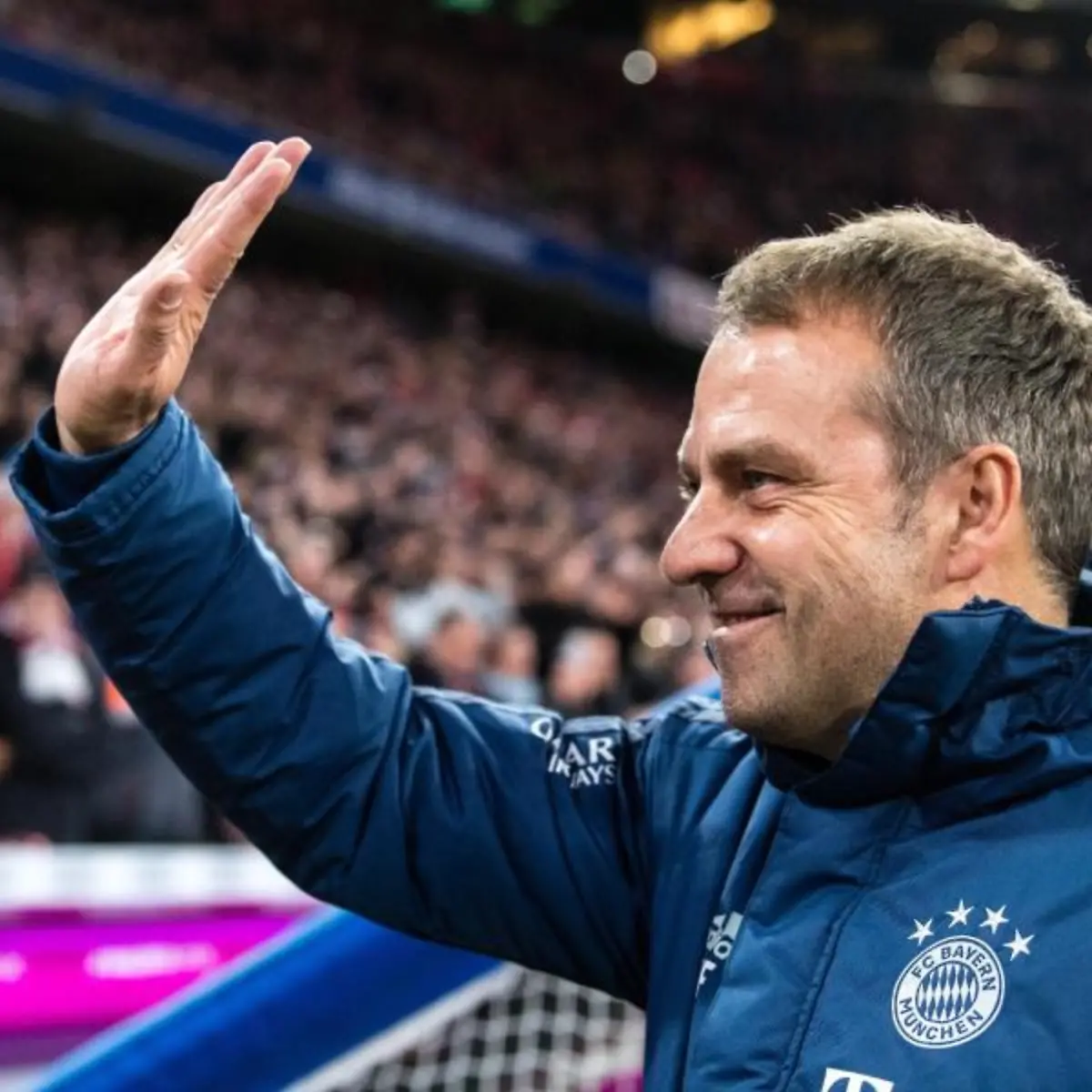 Trainer-Hansi-Flick-vom-FC-Bayern-Muenchen-begruesst-die-Fans