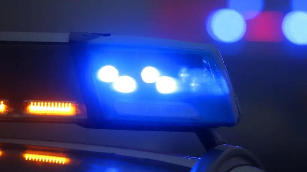 Ein-eingeschaltetes-Blaulicht-leuchtet-auf-einer-Polizeistreife