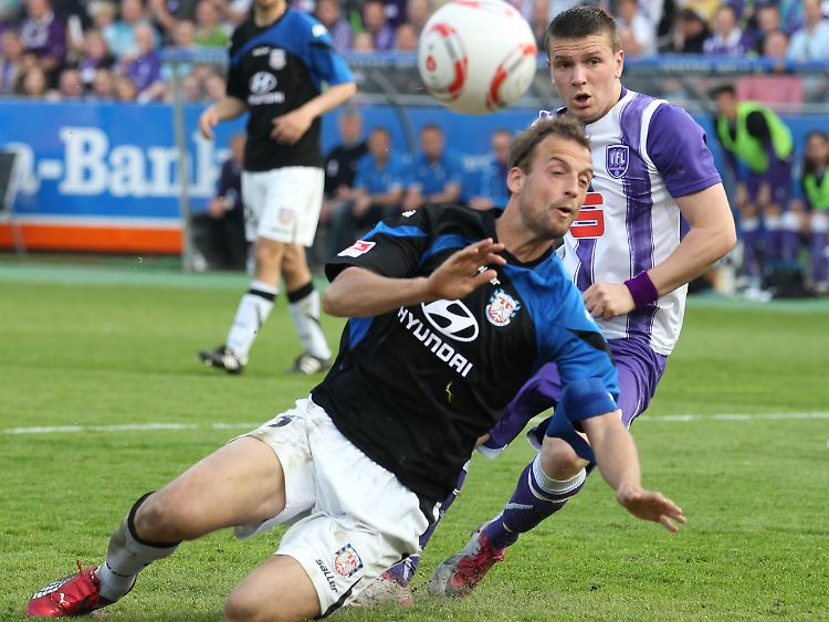 Der Osnabrücker Flamur Kastrati (l) im Kampf um den Ball mit dem Frankfurter Björn Schlicke.