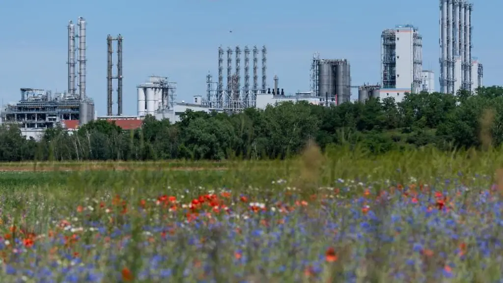 Wacker-Chemie-reagiert-mit-umfassenden-Einsparungen-und-einem-gross-angelegten-Stellenabbau-auf-das-schwierige-Geschaeftsumfeld