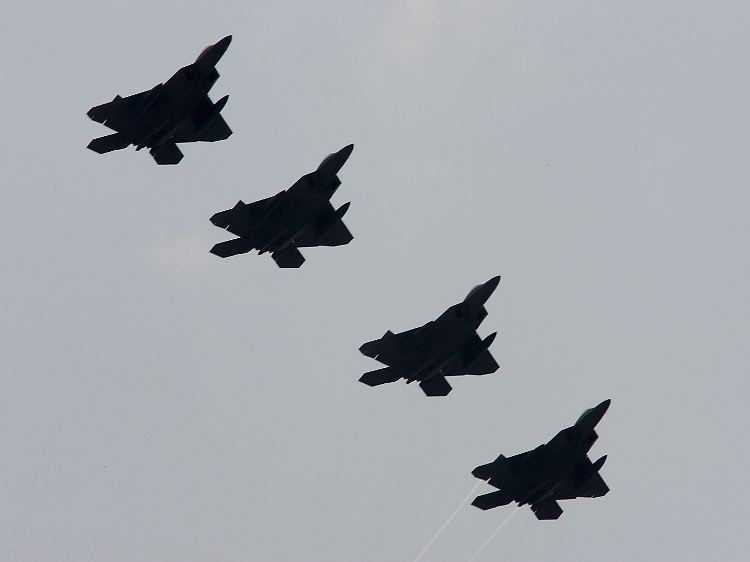 US-Jagdflugzeuge in Japan: Den USA liegen neue Informationen vor, denen zufolge eine Interkontinentalrakete auf eine neu errichtete Abschussrampe an Nordkoreas Nordwestküste transportiert wurde.