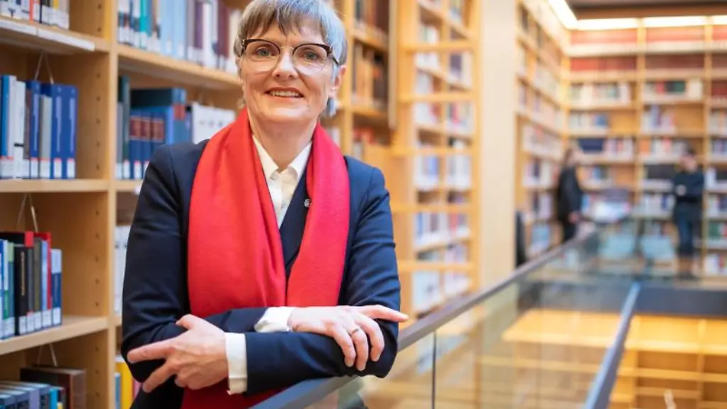 Ulrike-Lorenz-Praesidentin-der-Klassik-Stiftung-Weimar-steht-im-Studienzentrum-der-Herzogin-Anna-Amalia-Bibliothek