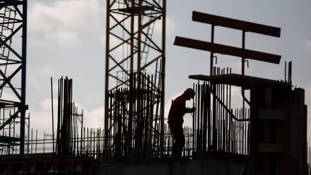 Ein-Bauarbeiter-arbeitet-auf-einer-Baustelle