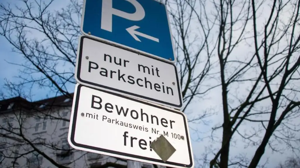 Ein-Verkehrschild-verweist-auf-freies-Parken-fuer-Bewohner-mit-Parkausweis