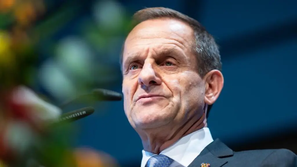 Alfons-Hoermann-Praesident-des-DOSB-spricht-auf-der-Mitgliederversammlung-des-Deutschen-Olympischen-Sportbundes